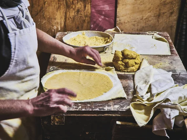 Cocinero Haciendo Tortillas Sobre Una Mesa Rústica Madera —  Fotos de Stock