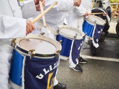 Tamborrada, ünlü davul festivale, davul çalmayı aşçılar 