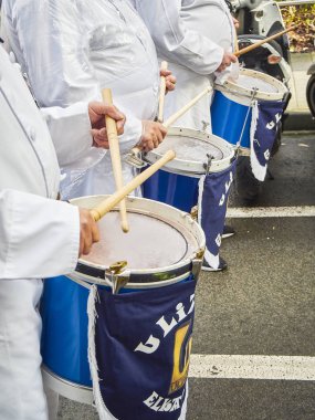 Tamborrada, ünlü davul festivale, davul çalmayı aşçılar 