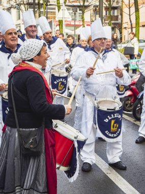 Tamborrada, ünlü davul festivale, davul çalmayı aşçılar 