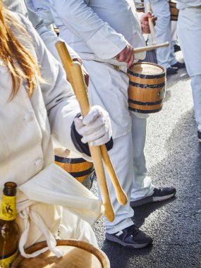 Tamborrada, ünlü davul festivale, davul çalmayı aşçılar 