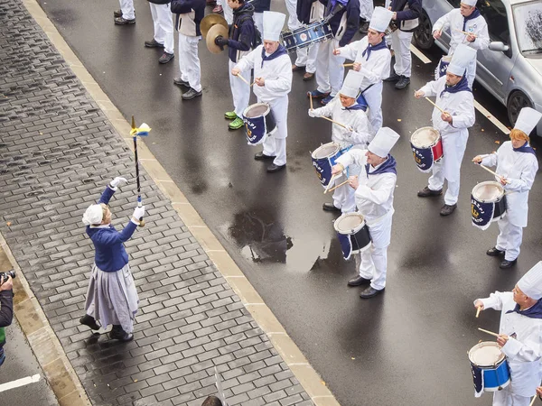 Cozinheiros batendo na Tamborrada, o desfile de tambores para comemorar — Fotografia de Stock