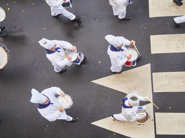 Köche trommeln an der Tamborrada, die Trommelparade wird gefeiert — Stockfoto