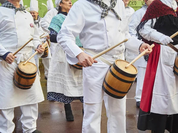 Cooks drumming at the Tamborrada, the drum parade to celebrated — Stock Photo, Image
