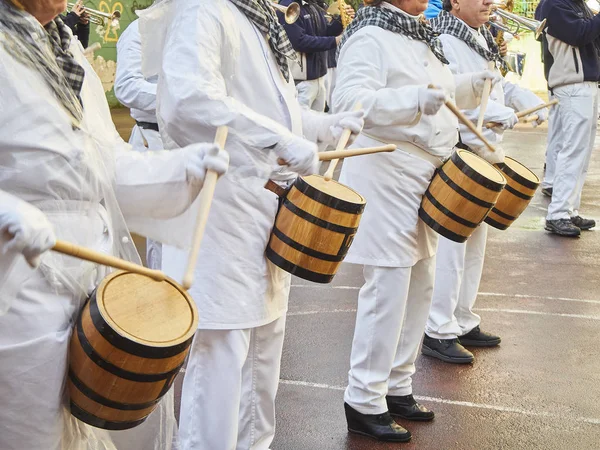 Cocina tambores en la Tamborrada, el desfile de tambores para celebrar —  Fotos de Stock