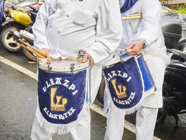 Cooks Drummers en la Tamborrada, el desfile de tambores para celebrar — Foto de Stock