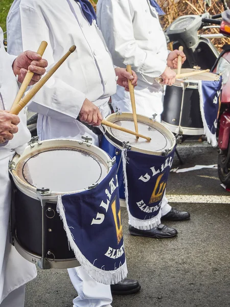 Μάγειρες drumming στο το Tamborrada, το τύμπανο παρέλαση να γιορτάζεται — Φωτογραφία Αρχείου