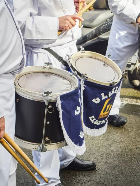 Cozinheiros bateristas na Tamborrada, o desfile de tambores para comemorar — Fotografia de Stock