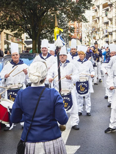 Cozinheiros batendo na Tamborrada, o desfile de tambores para comemorar — Fotografia de Stock