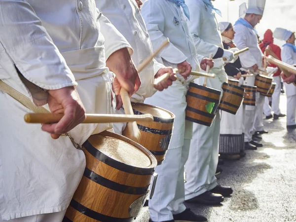 Cozinheiros batendo na Tamborrada, o desfile de tambores para comemorar — Fotografia de Stock