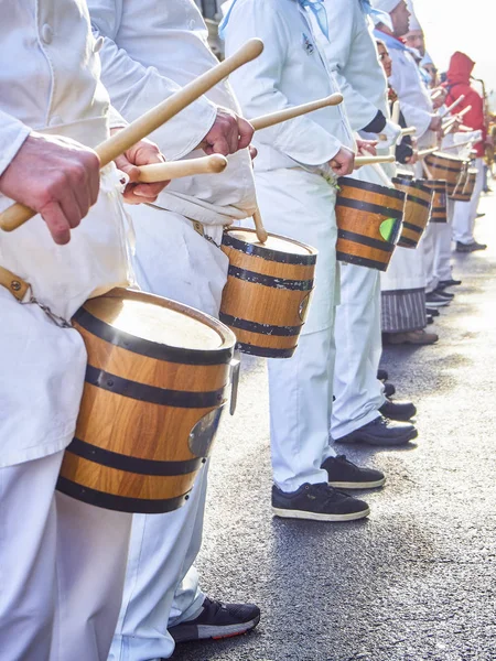 Tamborrada, ünlü davul festivale, davul çalmayı aşçılar 