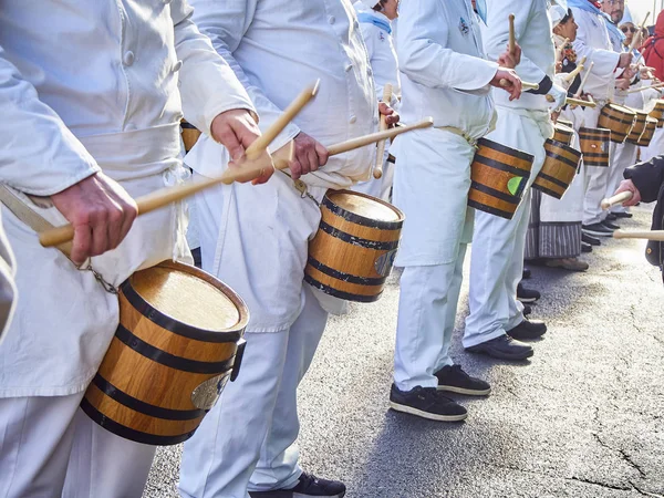 Kuchaři bubnování v Tamborrada, přehlídka bubnu se slaví — Stock fotografie