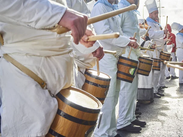Cozinheiros batendo na Tamborrada, o desfile de tambores para comemorar — Fotografia de Stock