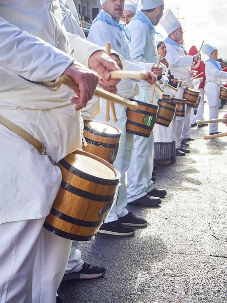 Kuchaři bubnování v Tamborrada, přehlídka bubnu se slaví — Stock fotografie
