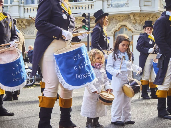 Στρατιώτες και μάγειρες drumming στο το Tamborrada, το τύμπανο παρέλαση τ — Φωτογραφία Αρχείου