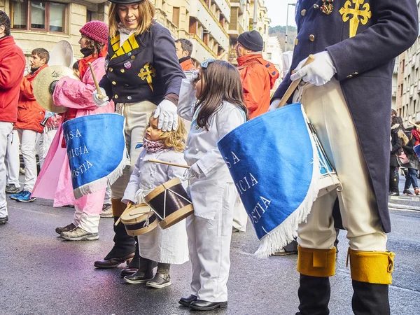 Soldados e cozinheiros batendo na Tamborrada, o desfile de tambor t — Fotografia de Stock