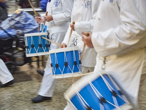 Drummen op de Tamborrada, de parade van de trommel naar beroemde koks — Stockfoto