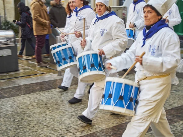 Μάγειρες drumming στο το Tamborrada, το τύμπανο παρέλαση να γιορτάζεται — Φωτογραφία Αρχείου