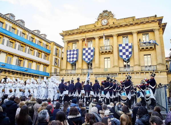 Στρατιώτες και μαγειρεύει τυμπανιστές drumming στο το Tamborrada, το τύμπανο — Φωτογραφία Αρχείου