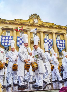 Tamborrada, ünlü davul festivale, davul çalmayı aşçılar 