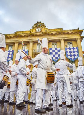 Tamborrada, ünlü davul festivale, davul çalmayı aşçılar 