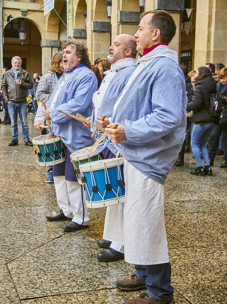 Cidadãos batendo na Tamborrada, o desfile de tambores para celebrar — Fotografia de Stock