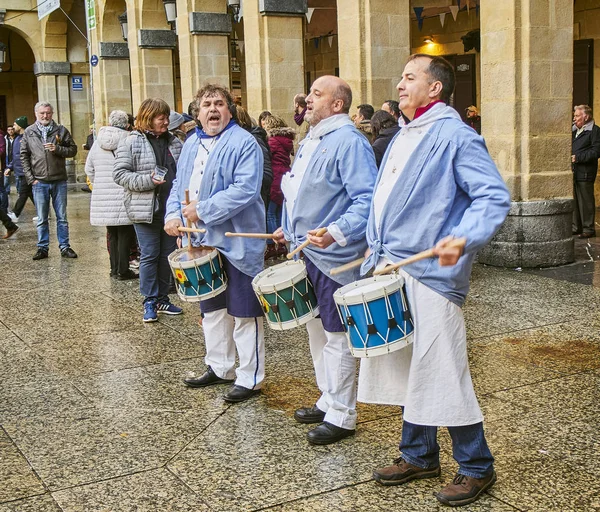 Citizens drumming at the Tamborrada, the drum parade to celebrat — Stock Photo, Image