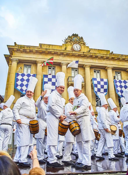 Μάγειρες drumming στο το Tamborrada, το τύμπανο παρέλαση να γιορτάζεται — Φωτογραφία Αρχείου