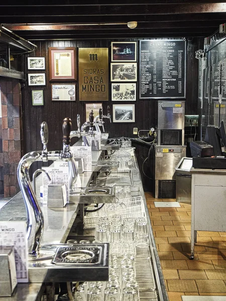 The bar counter of a Spanish tavern of Madrid. Spain. — Stock Photo, Image