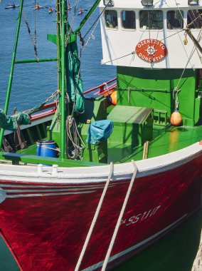 Muelle del Hastanesi'nde demirlemiş tipik bir bask balıkçı teknesi