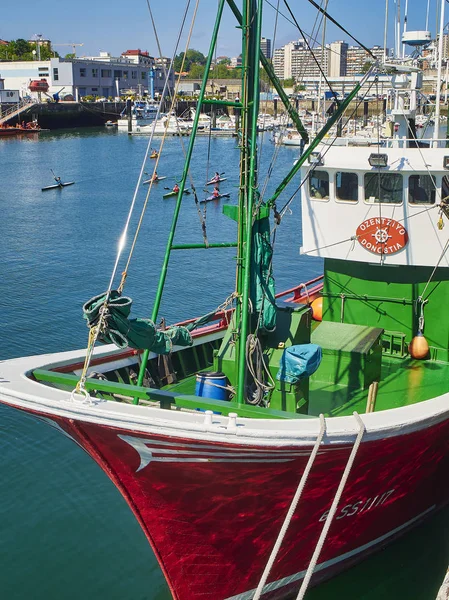 En typisk baskisk fiskebåt förtöjd på Muelle del Hospital — Stockfoto