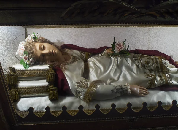 圣福斯蒂娜的蜡像。圣胡安包蒂斯塔教堂（帕萨） — 图库照片