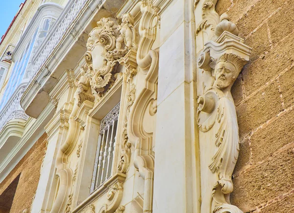 Bas-reliëven in een barokke gevel. Italiaanse stijl. — Stockfoto
