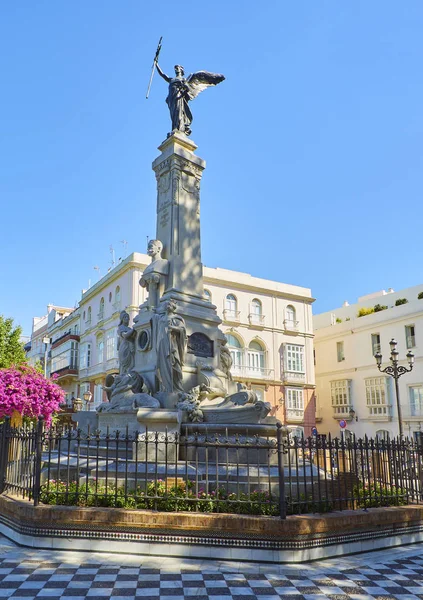 马奎斯·德·科米利亚斯侯爵纪念碑。阿拉米达阿波达卡花园 — 图库照片