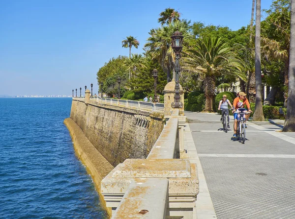 Carlos III promenade met de tuinen op de achtergrond. Cadiz, — Stockfoto