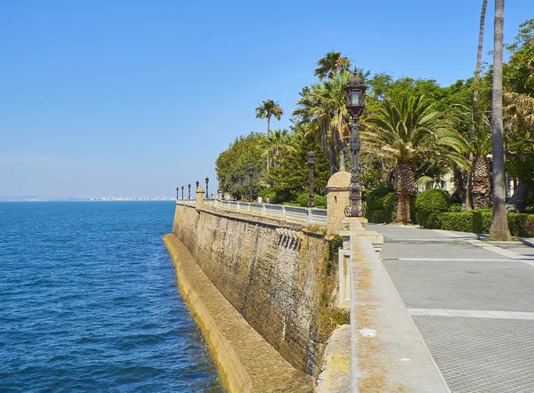 Carlos III promenade met de tuinen op de achtergrond. Cadiz, — Stockfoto