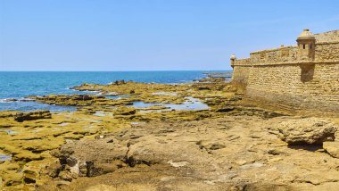 San Sebastian Kalesi, La Caleta adasında bir kale. Cadiz. Endülüs, İspanya.