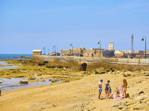 Η παραλία La Caleta με φόντο το κάστρο του Σαν Σεμπαστιάν. Κάντιθ. Ανδαλουσία, Ισπανία. — Φωτογραφία Αρχείου