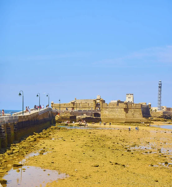Playa de La Caleta con el Castillo de San Sebastián al fondo. Cádiz. Andalucía, España . — Foto de Stock