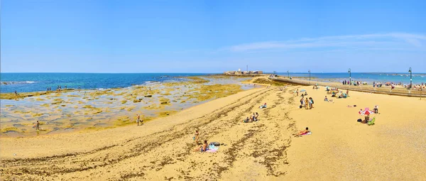 拉卡莱塔海滩与圣塞巴斯蒂安城堡的背景。卡迪斯安达卢西亚， 西班牙. — 图库照片