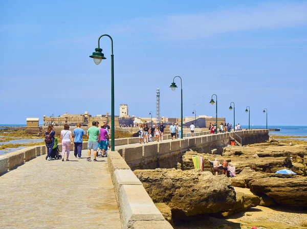 Praia de La Caleta com o Castelo de San Sebastian ao fundo. Cádiz. Andaluzia, Espanha . — Fotografia de Stock