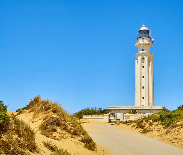 カボ・デ・トラファルガー岬自然公園の灯台。バルバテ(スペイン). — ストック写真