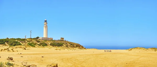 Cabo de Trafalgar Cape Natural Park met de beroemde vuurtoren op de achtergrond. Barbate, Spanje. — Stockfoto