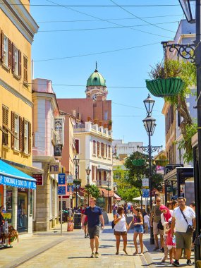 Şehir merkezindeki Cebelitarık Ana Caddesi. İngiliz Denizaşırı Toprakları. Ingiltere.