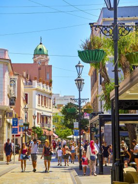 Şehir merkezindeki Cebelitarık Ana Caddesi. İngiliz Denizaşırı Toprakları. Ingiltere.