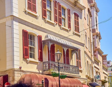 Şehir merkezindeki Cebelitarık'ın tipik bir binası. İngiliz Denizaşırı Toprakları. Ingiltere.