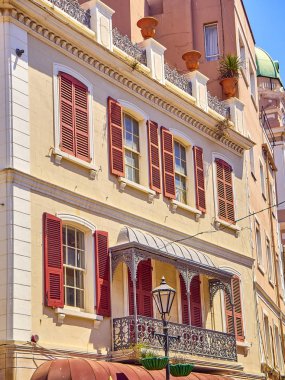 Şehir merkezindeki Cebelitarık'ın tipik bir binası. İngiliz Denizaşırı Toprakları. Ingiltere.