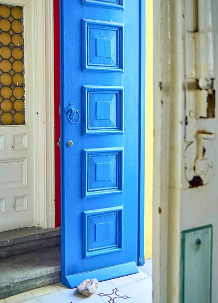 Open blauwe deur in een Medina. — Stockfoto
