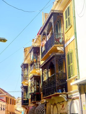 Şehir merkezindeki Cebelitarık'ın tipik bir binası. İngiliz Denizaşırı Toprakları. Ingiltere.