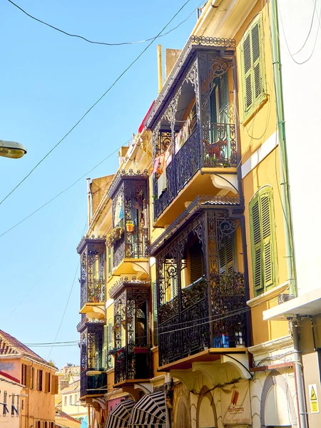 Ein typisches Gebäude der Innenstadt von Gibraltar. britisches Überseegebiet. uk. — Stockfoto
